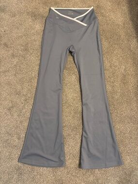 ALO Yoga Blue Gray Flare Leggings with White Trim in Medium